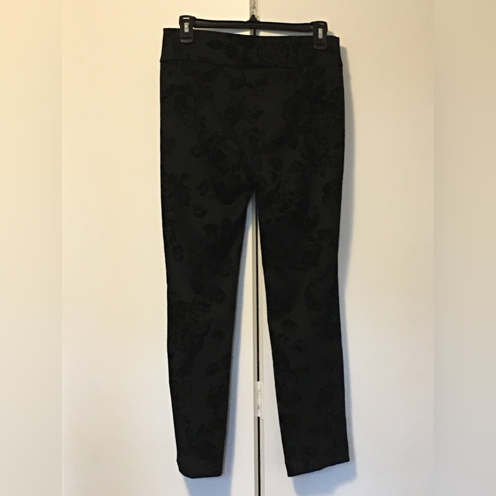 💚2 for $10💚Jules & Leopold Studio Capri Pants, Velvety Flower Design, Size S/P - Picture 2 of 6